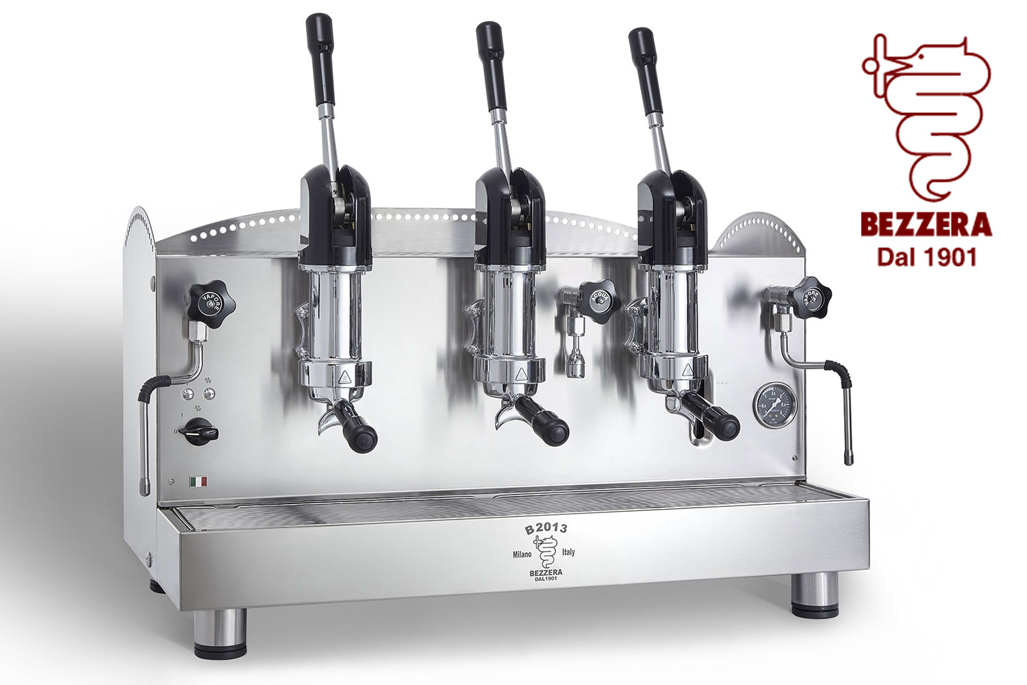 Ein junger Barista bereitet Kaffee hinter einer geschäftigen Kaffeebar auf einer Messe zu.